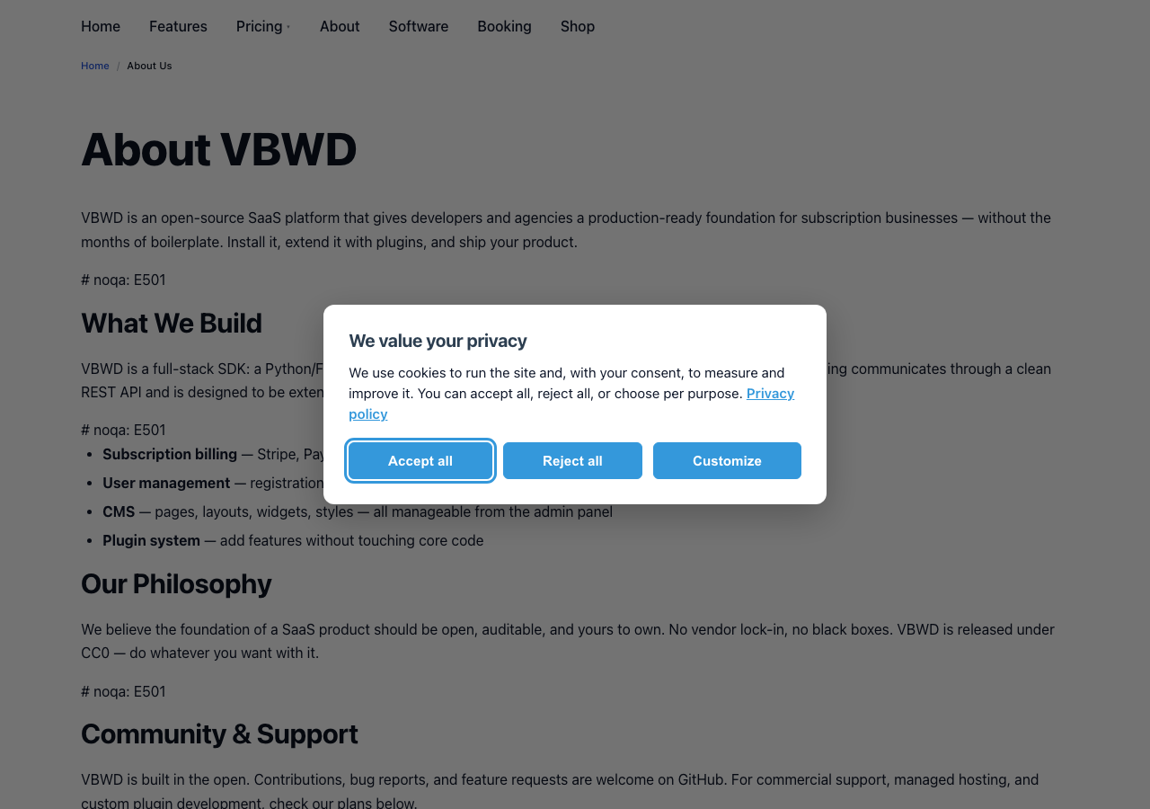 First layer — Accept all, Reject all and Customize at equal prominence, plus a privacy-policy link (informed consent).